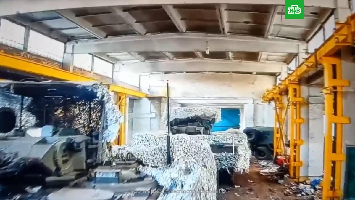    Российские бойцы подорвали два натовских БТР прямо в ангаре