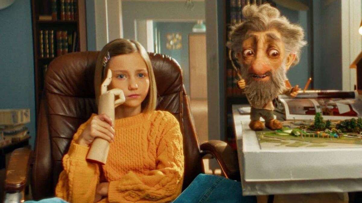    Актриса София Петрова в роли Наташи и домовой Нафаня / Кадр из фильма «Домовенок Кузя» (2024)