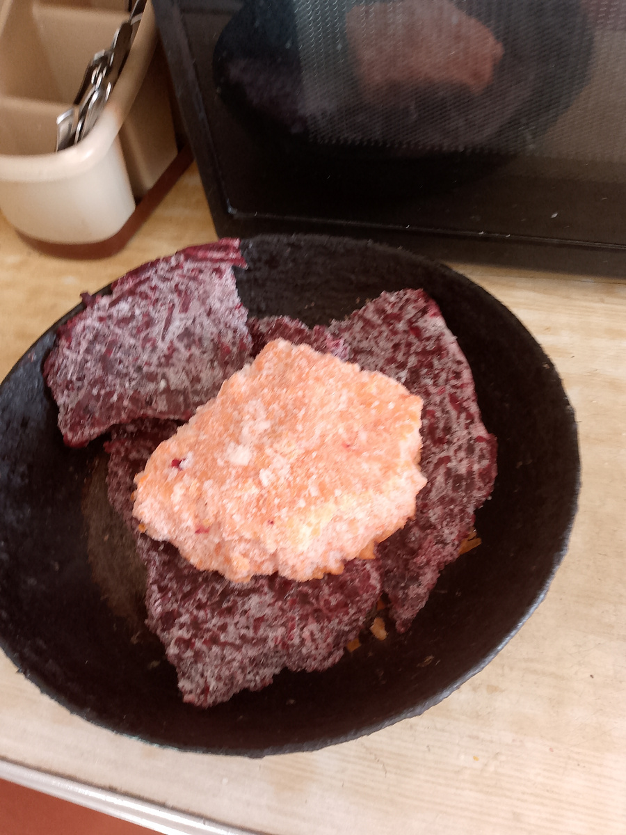 Замороженные свекла и морковь ждут обжарки на этой сковородке