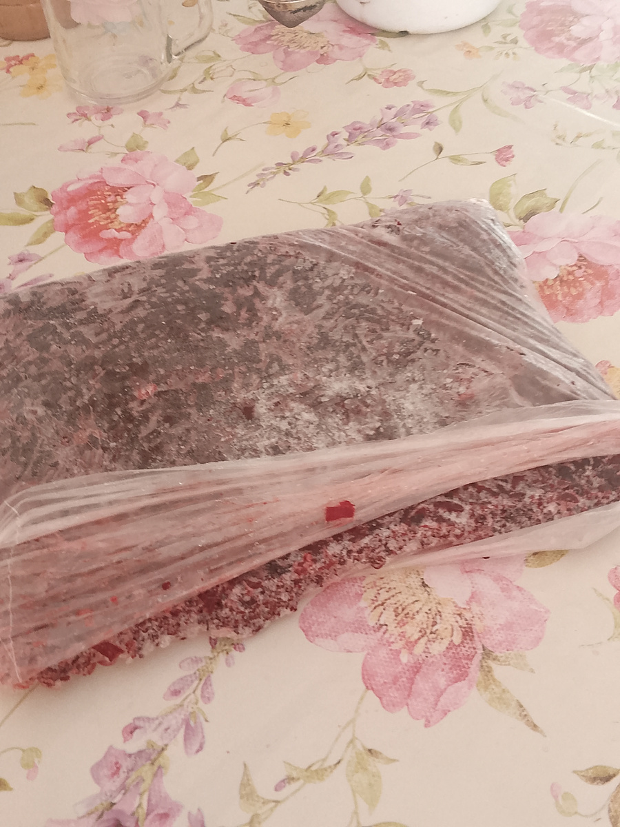 Замороженный пласт свеклы,а морковь закончилась.