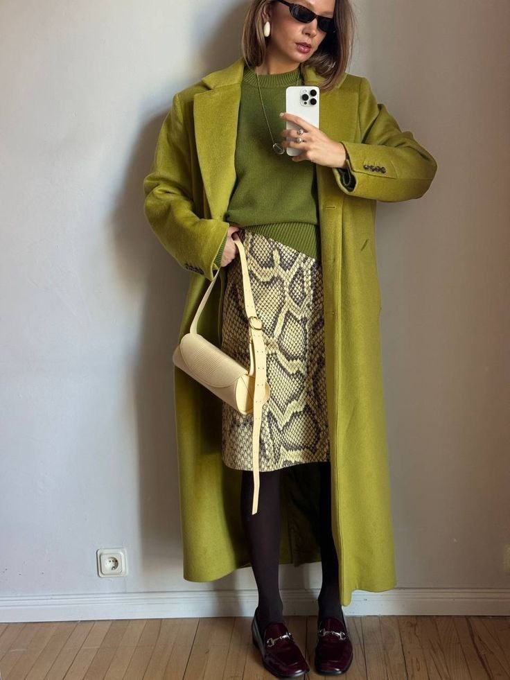 Первым решила поставить фото, образ на котором для уверенных пользователей. А знаете почему, потому что здесь юбка ультра модной длины, но если ее сочетать с гардеробной просрочкой, что очень часто можно увидеть на женщинах далеких от стиля, то это уже будет не стиль, а старомодная тетя