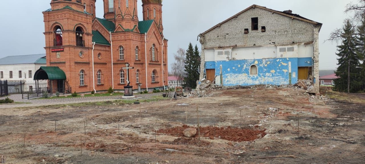 Бывший кинотеатр, который служил храмом, и новый храм