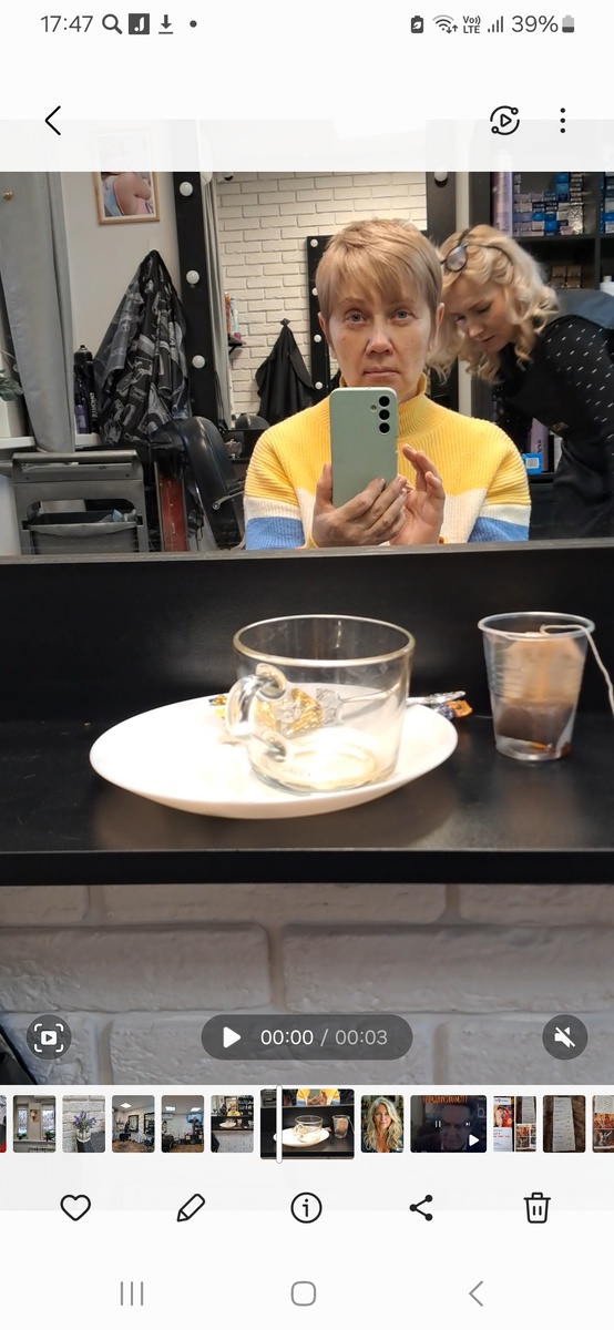 Случайно сняла видео, это стоп-кадр из него. Мы с Анютой