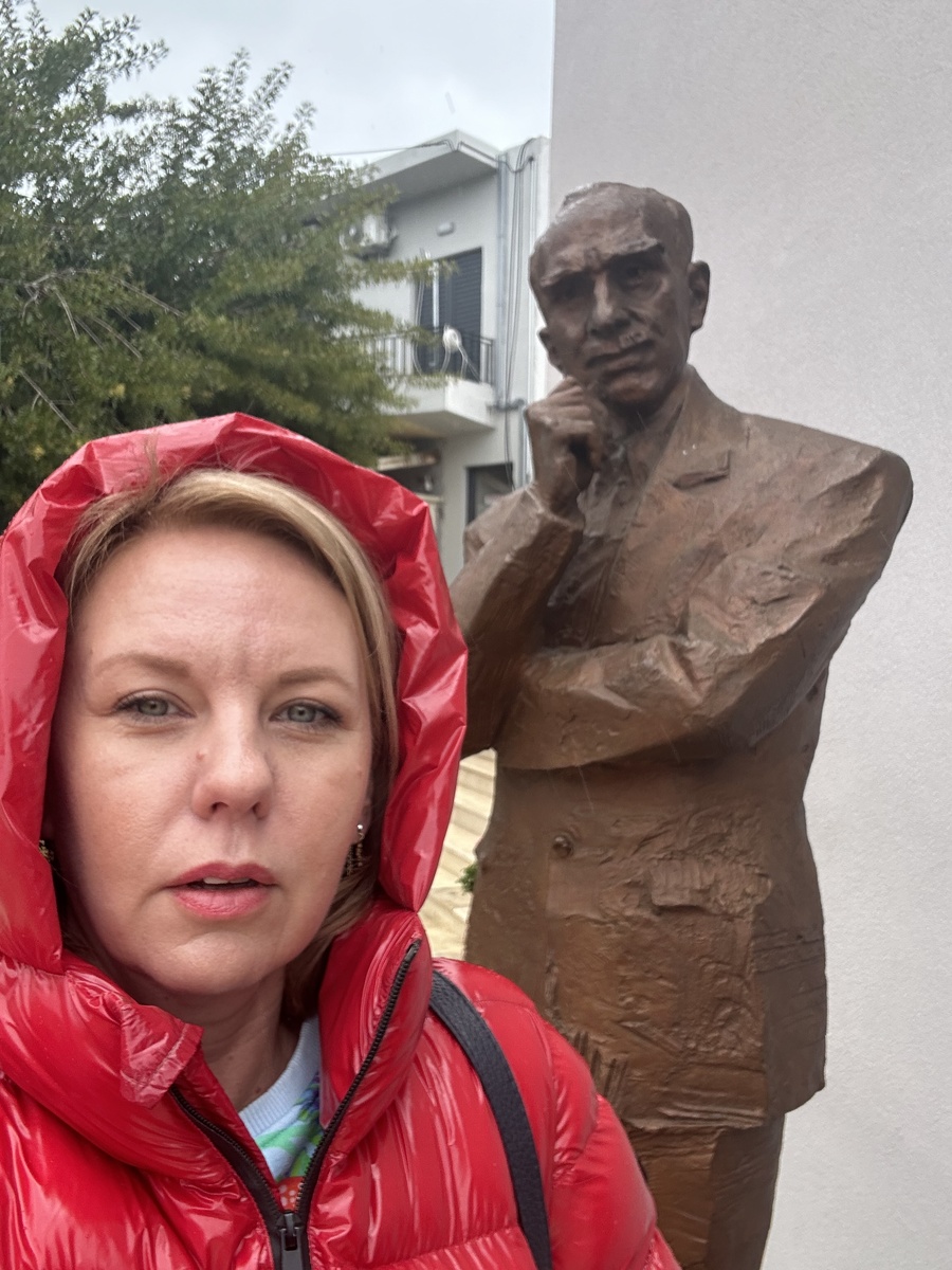 Селфи с писателем у музея (фото автора)