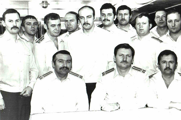 Кают-компания К-418. Стоят слева направо: Курдин, Иван Хорошилов НХС, Александр Литвинов, ком.БЧ-5, ?, Александр Буржимский, штурман. Саша Копейкин, ком.БЧ-4, Юра Москаленко, доктор Валера Костров, НРТС Леня Сергеев, минер Васильев. Сидят - ЗКПЧ Юрий Тимощук, комадир Юрий Шилин, ПК Володя Сучков.