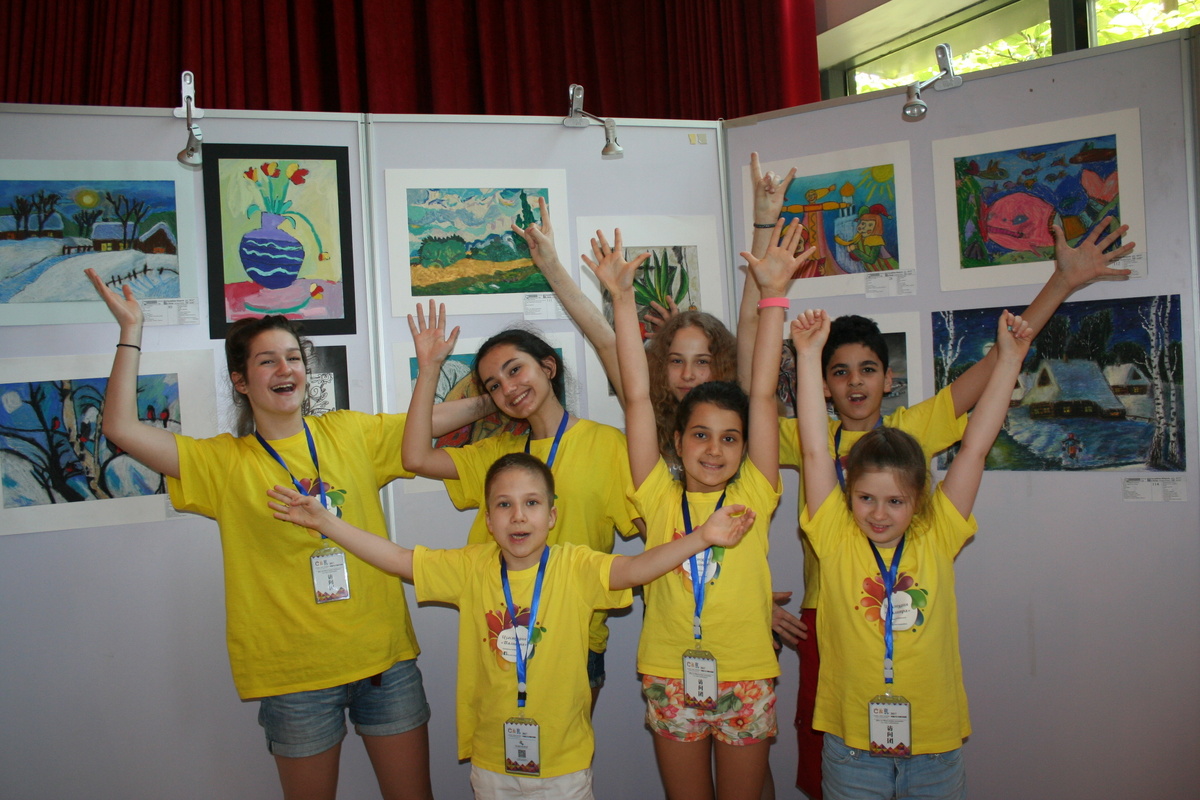 На выставке в русском представительстве рядом со своими работами. г. Пекин. КНР