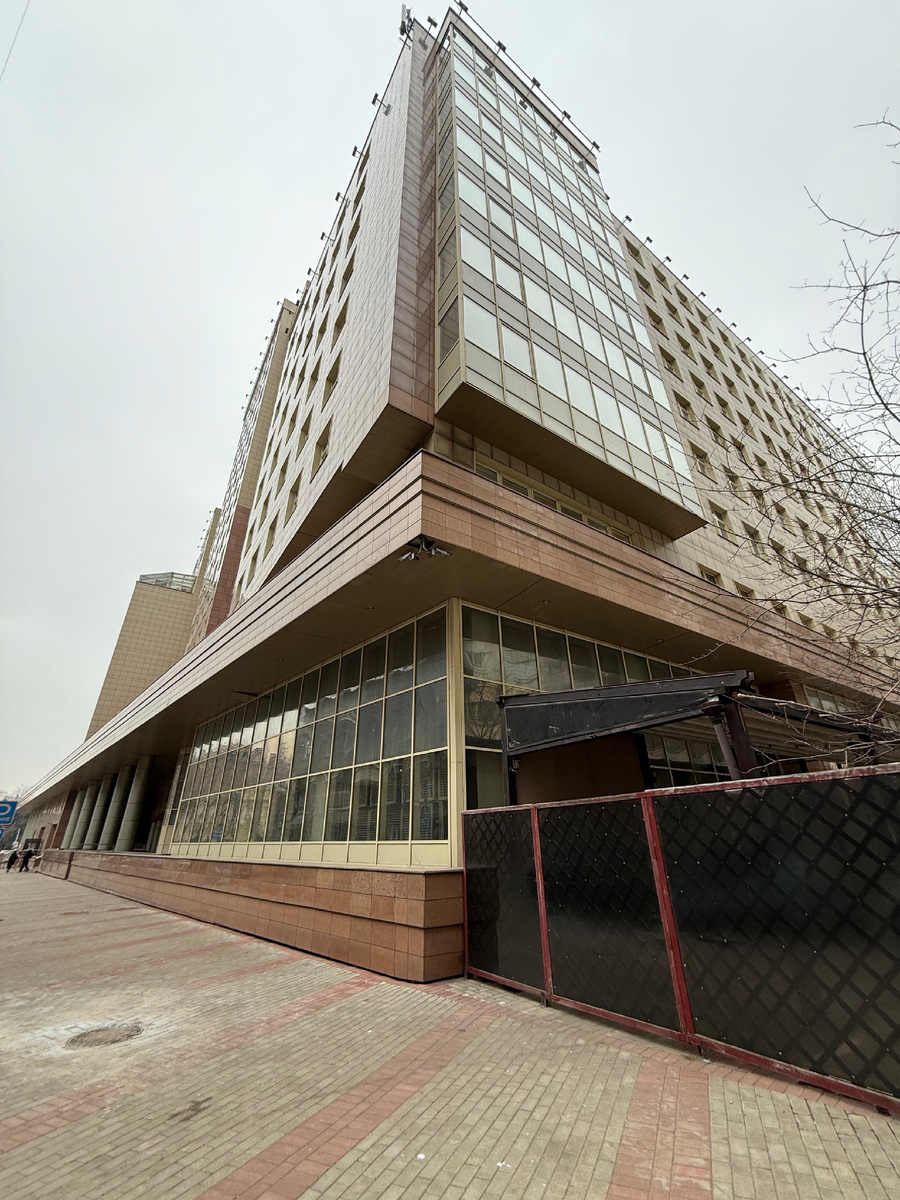 Ворота на переднем плане открываются и можно организовать вход отсюда. Летом работает летняя веранда. 