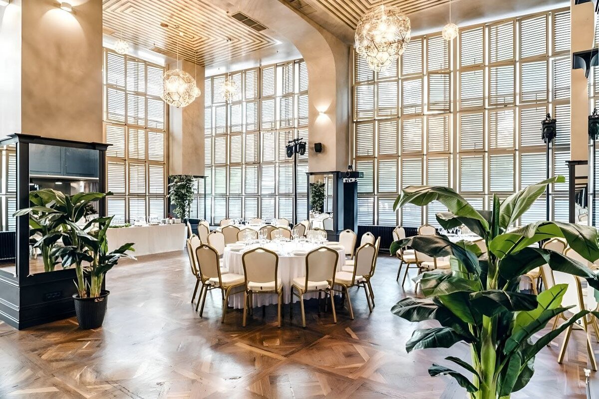 Основной зал. Все цветы, что вы видите - пластиковые. Фото с сайта https://grafbanket.ru