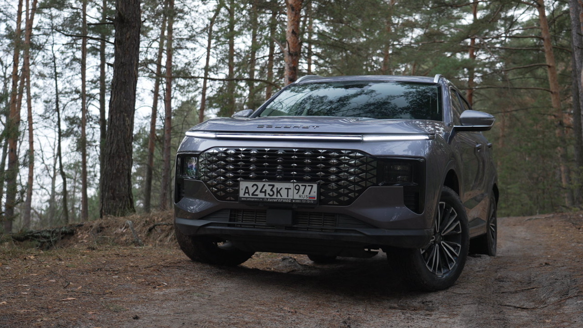 По факту, это рестайлинговый Jetour, которые приехал к нам под отдельным брендом. Эта машина интересна не только своим внешним видом, но и связкой: автомат с полным приводом. До этого в Jetour ничего подобного не было. 