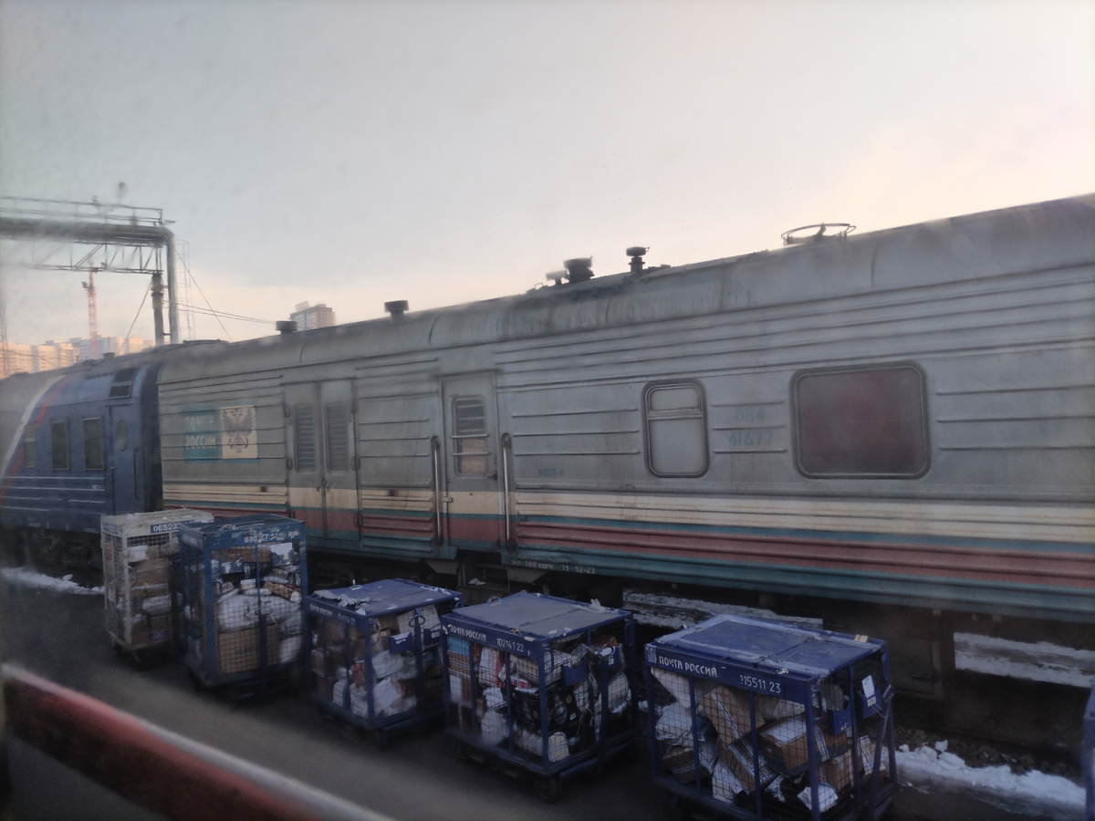 10.02.25 вчера фоткала посылочки, которые потом грузили в почтовый вагончик) 