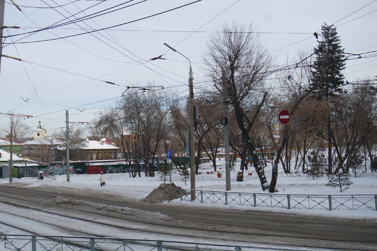 тут чуточку видна Николо-Иннокентьевская церковь на Профсоюзной/Александровской улице