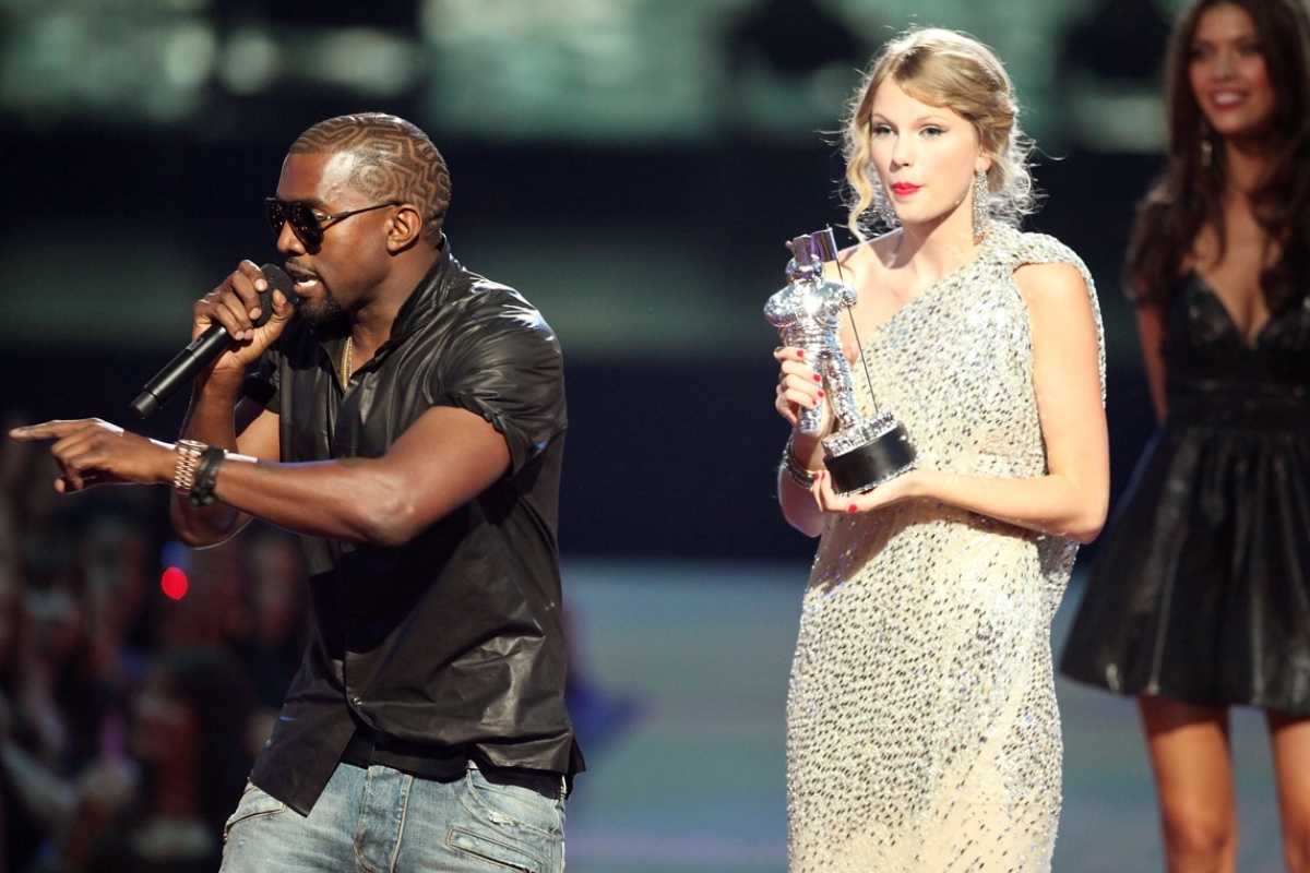 Christopher Polk / Getty Images📷Канье Уэст вышел на сцену после того, как Тейлор Свифт выиграла награду «Лучшее женское видео» на церемонии вручения премии MTV Video Music Awards, 13 сентября 2009 года в Нью-Йорке