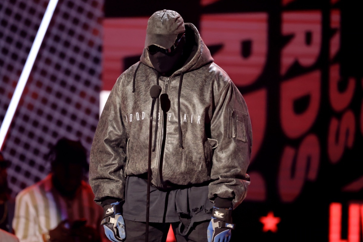 Kevin Winter / Getty Images📷Канье Уэст на церемонии вручения премии BET Awards, 26 июня 2022 года в Лос-Анджелесе