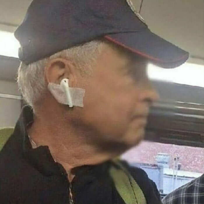 Хороший лайфхак, как не потерять наушник в толпе людей