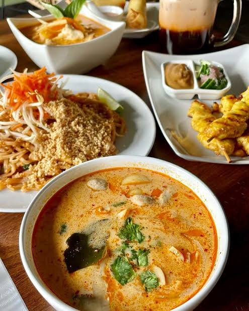 В Тае принято делить еду, поэтому на стол заказывают блюда для всех участников трапезы