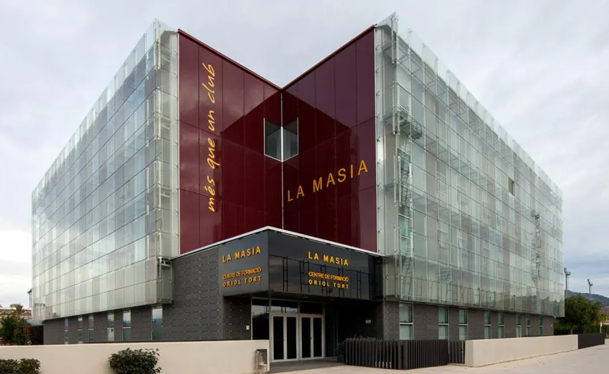 Главное здание академии Ла Масия / источник: Forbes