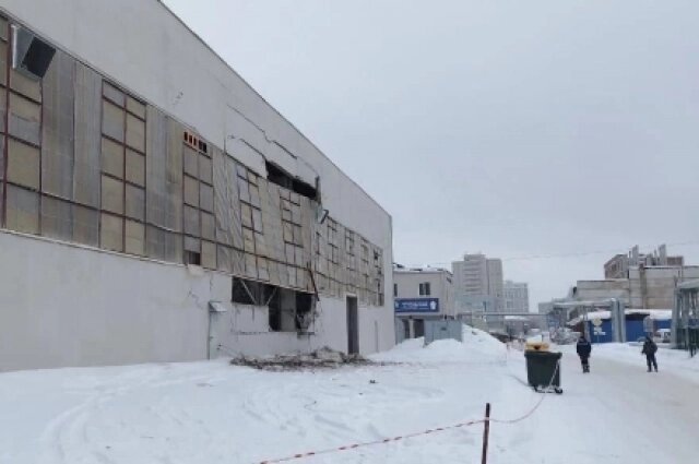    Из-за взрыва рухнула часть стены. Фото: Прокуратура Новосибирской области