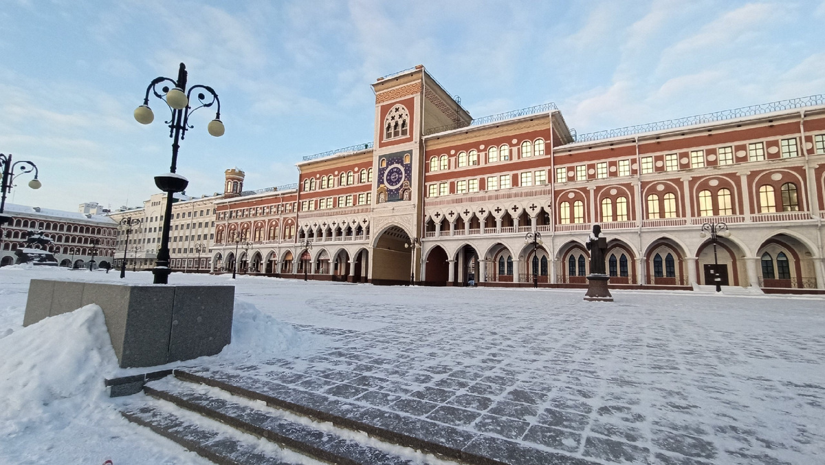 Та самая площадь, где Ослик выходит. Воооон там, где часы!