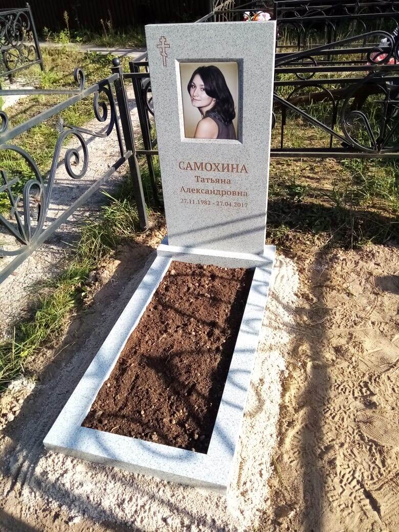 Памятник на могилу из Мансуровского гранита
