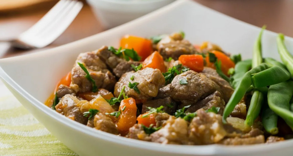 Приготовленная баранина с овощами и травами