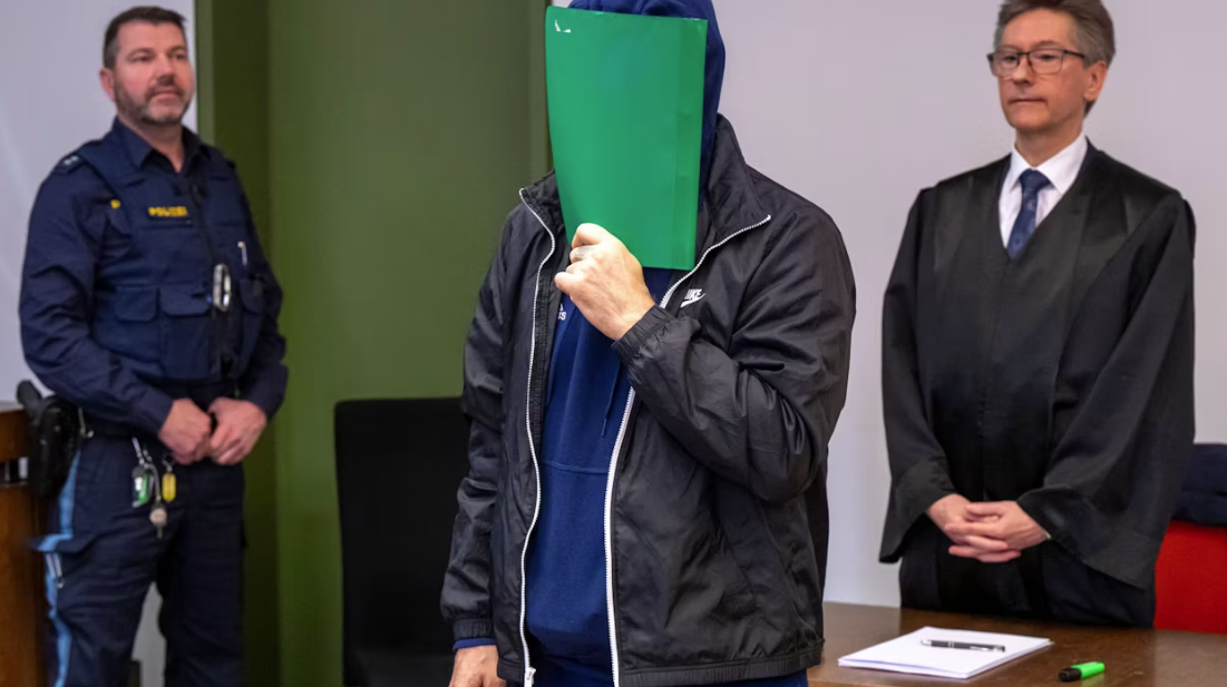 Обвиняемый Юрий Ж. признал себя виновным в убийстве двух украинских солдат. Второй региональный суд Мюнхена теперь будет выяснять, почему он потянулся за ножом © Peter Kneffel/dpa