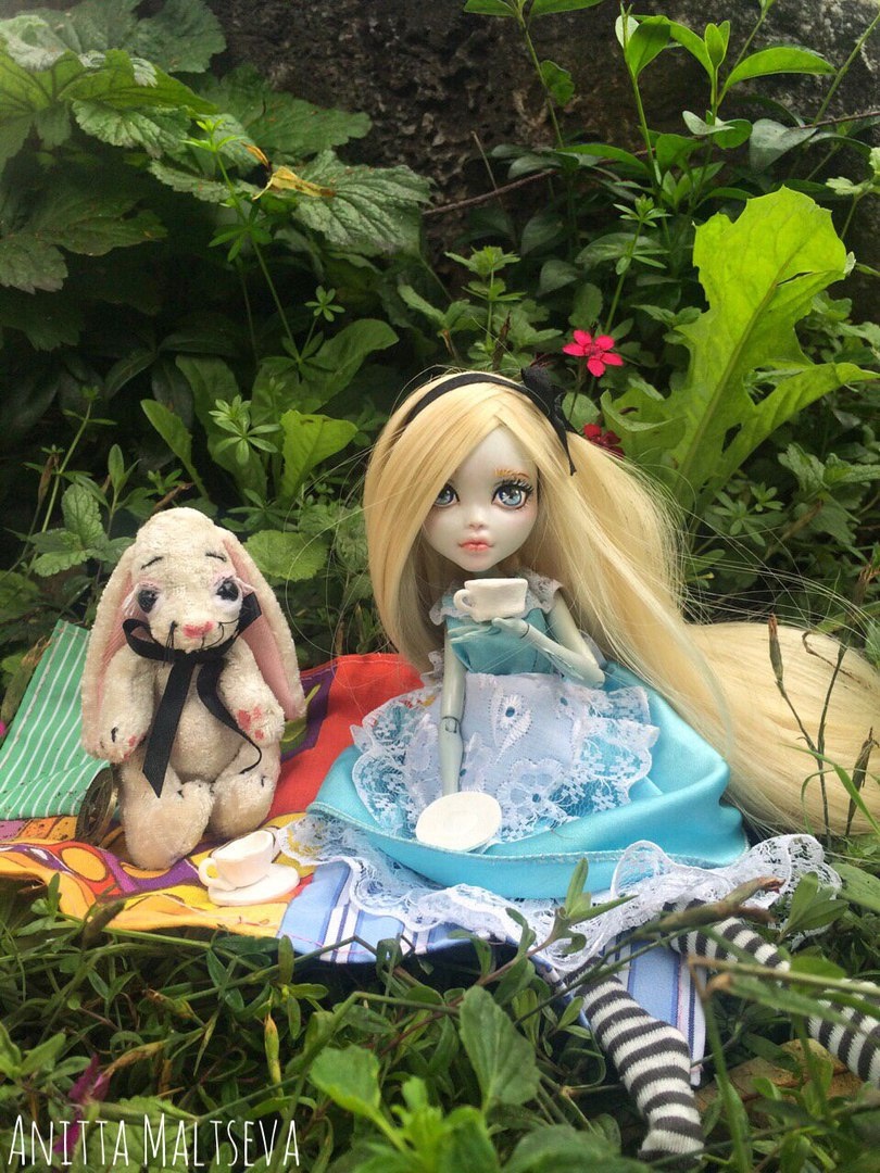 Моя самая первая работа! далекий 2017 год и начала я с образа Алисы. Листай. чтобы увидеть больше фото!