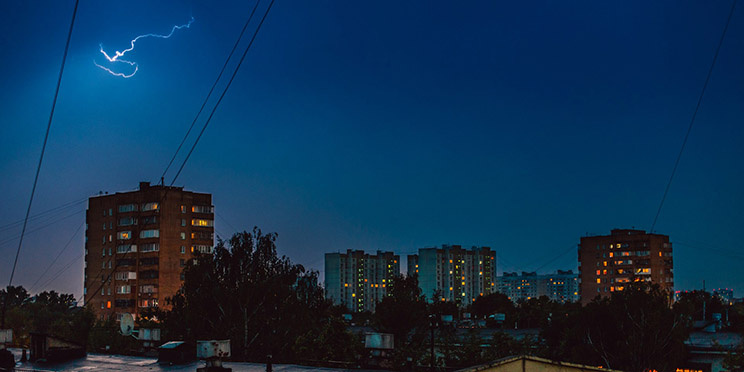 Провода — вечная проблема городских пейзажей, которая не добавляет им ни композиционной ценности, ни эстетики / Фото: unsplash.com