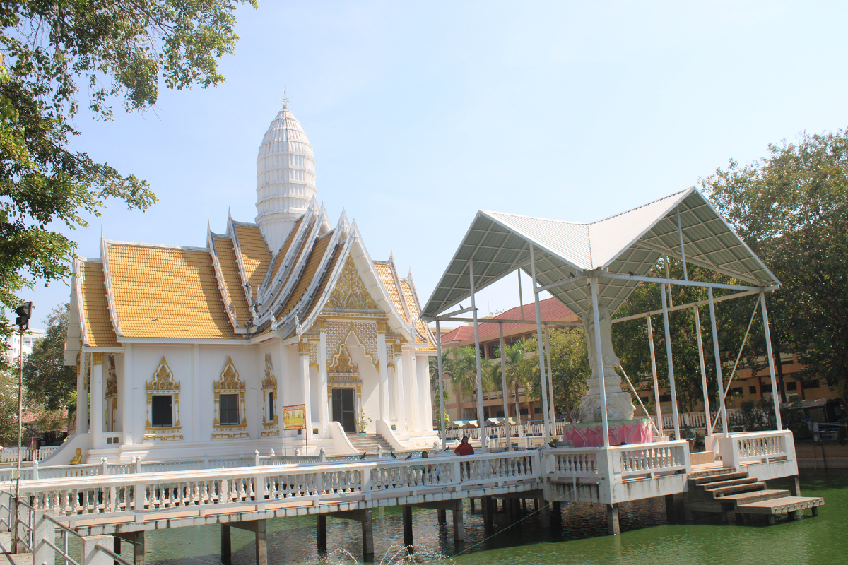 Есть все: и озеро и Гуаньинь и храмы