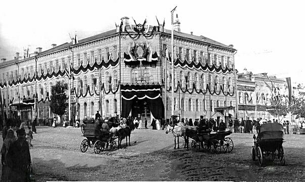 Здание Общественного клуба в Курске на углу улиц Московской и Гостинной