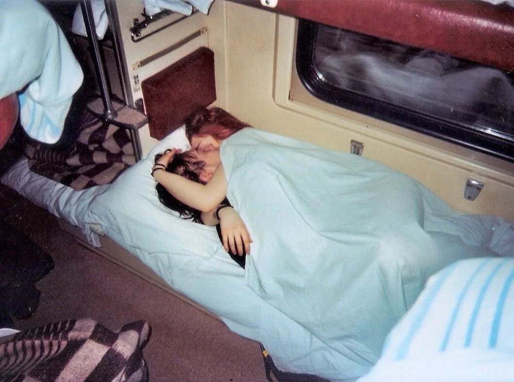 Мой рассказ не о дележе полок и столиков, нет... Он о ошеломившем меня и моих соседей по вагону случае...  