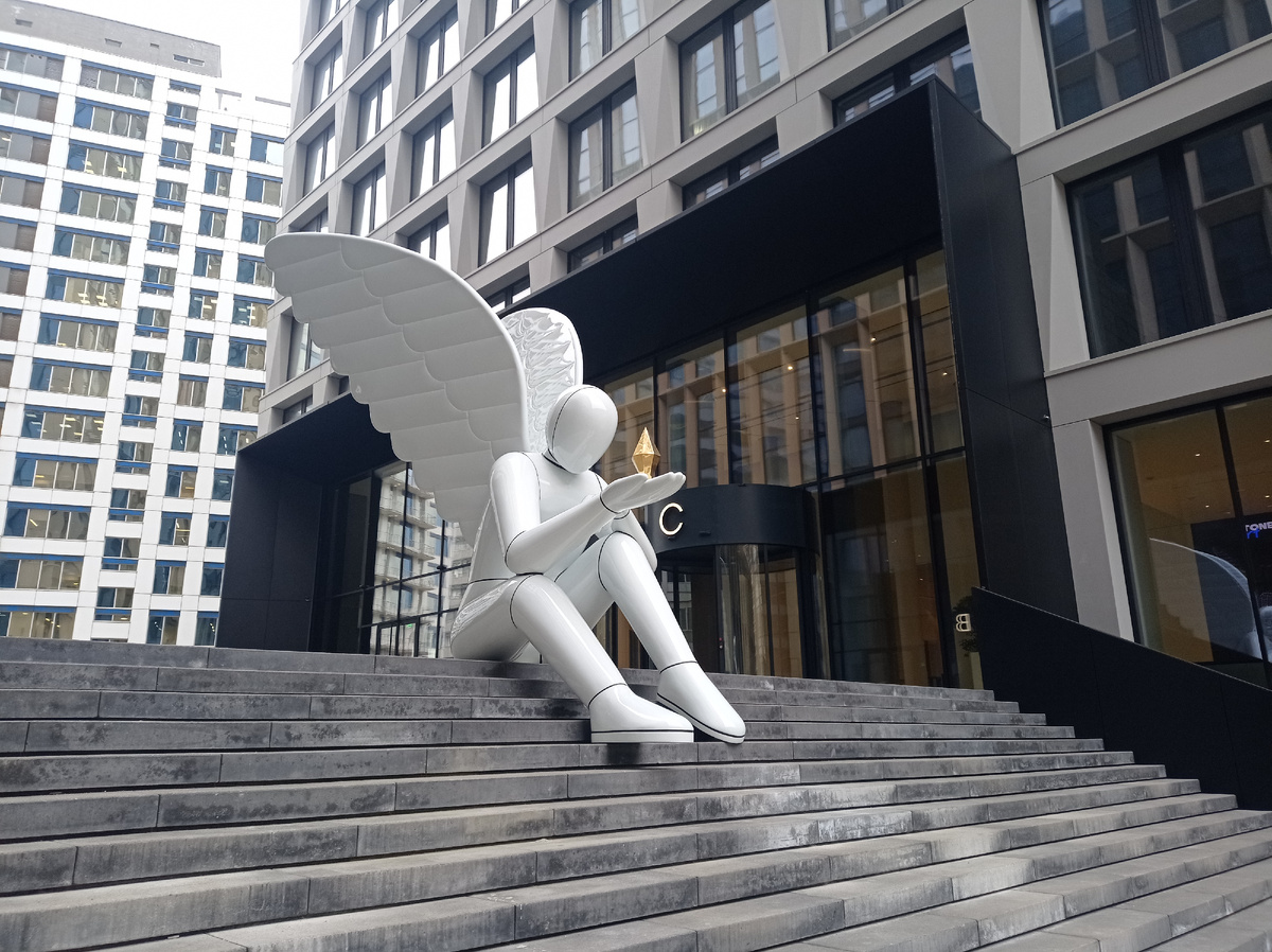 Новая скульптура Ангела в Бумажном проезде - первый московский арт-объект 2025 года. Москва. Фото автора статьи 