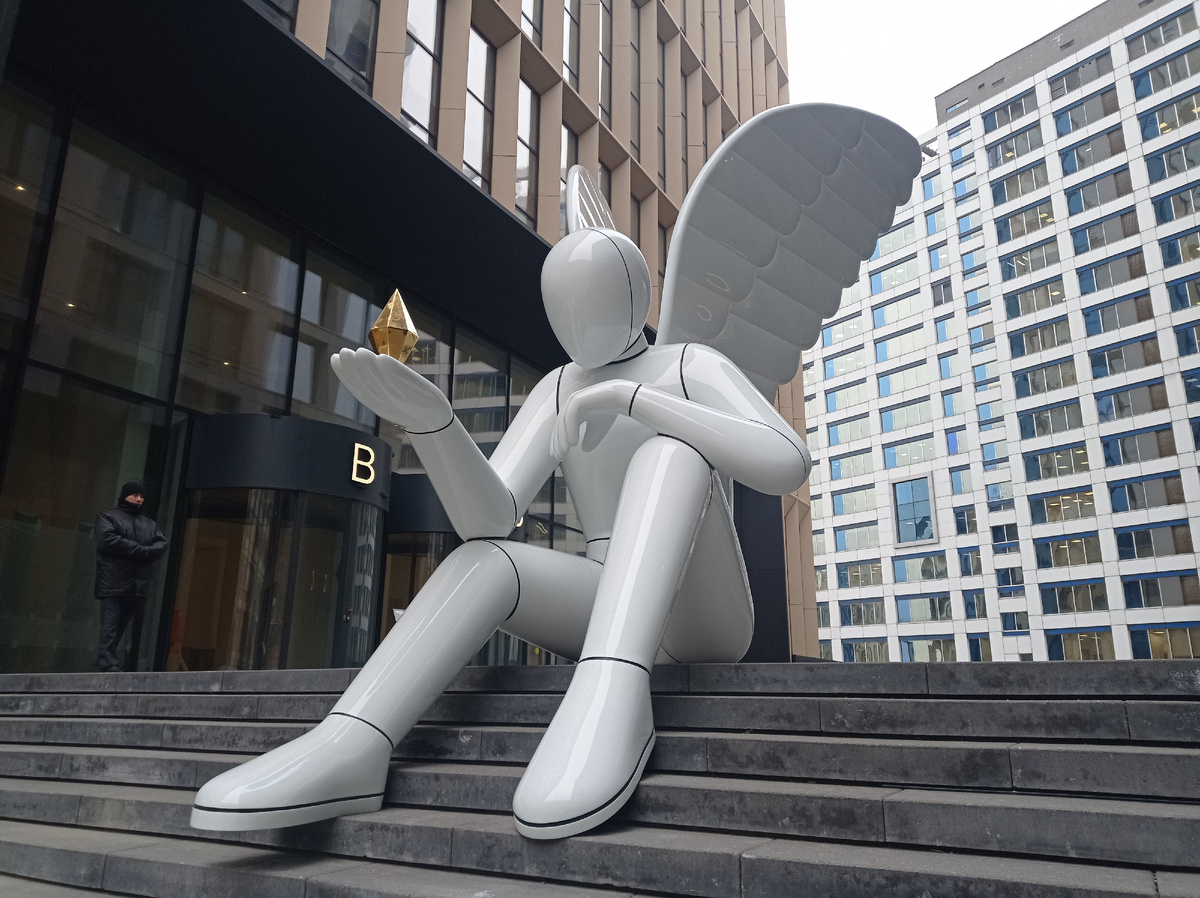 Новая скульптура Ангела в Бумажном проезде - первый московский арт-объект 2025 года. Москва. Фото автора статьи 