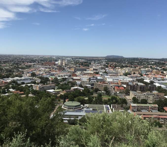 Вид на благополучный район г. Блумфонтейн. Остальные трущобы с другой стороны. Мое фото.