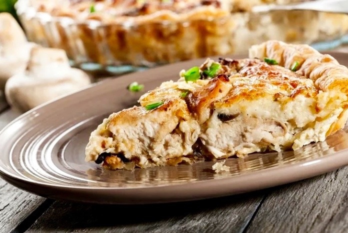 Закусочный пирог с куриным мясом и овощами.