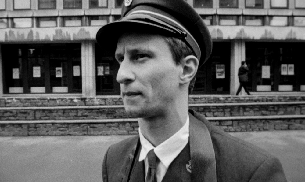 Пролистните изображение, чтобы увидеть следующий кадр из фильма «Человек кусает собаку» (1992)