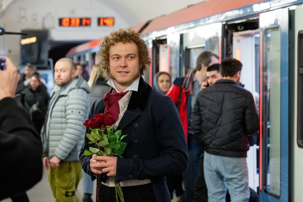 Юра Борисов в образе Пушкина раздавал розы в московском метро  