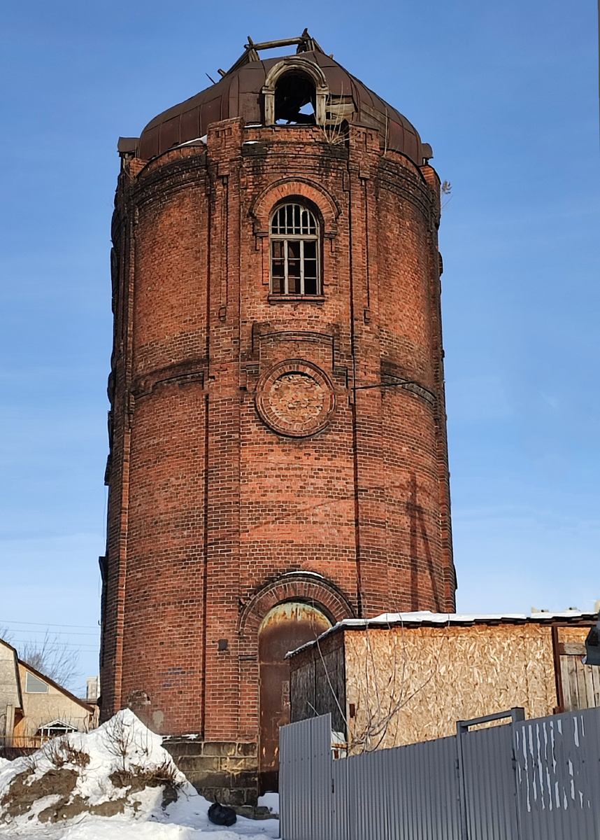 В стиле модерн, в котором выдержаны были все постройки на железной дороге.