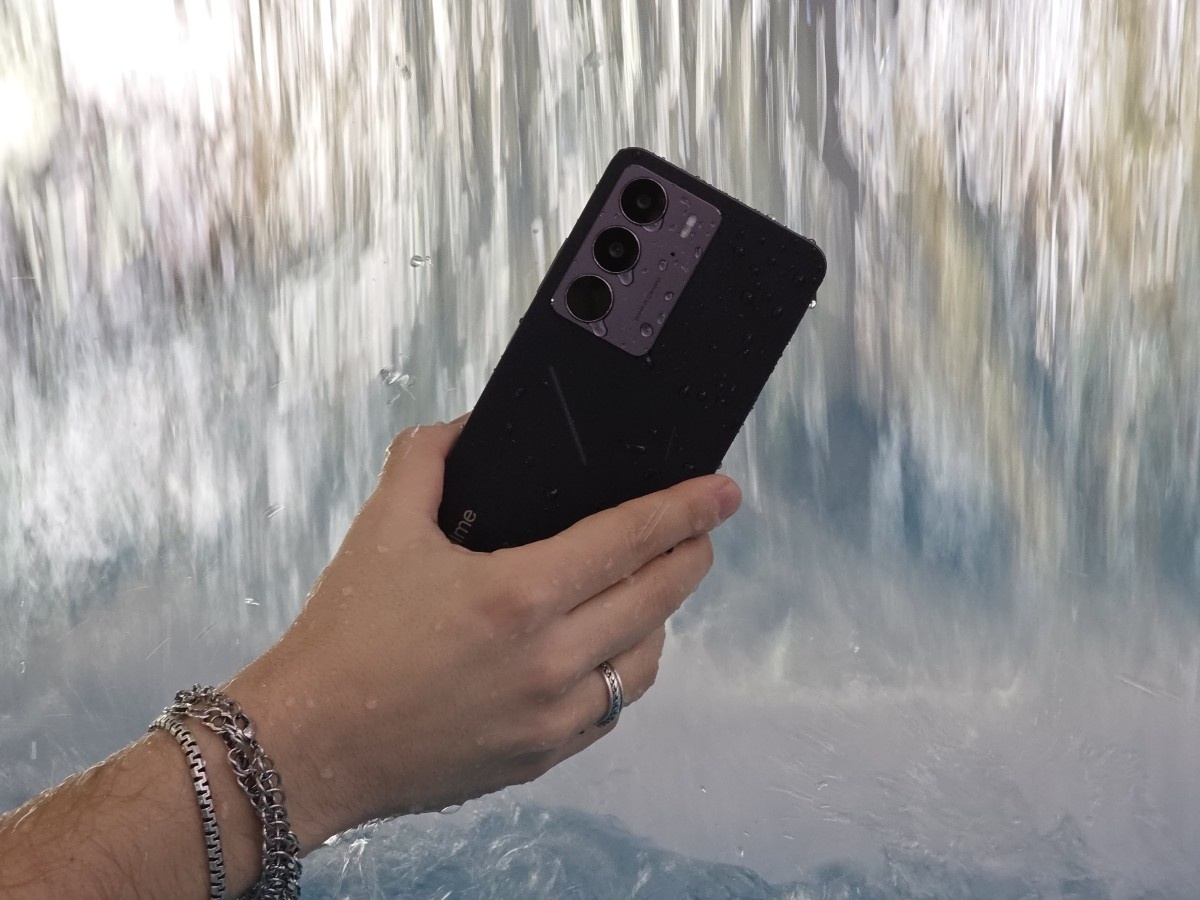    Топим, греем, охлаждаем… а ему всё нипочём. Поход в аквапарк с realme C75