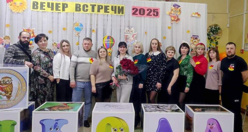 Выпускники школы №3 с любимым учителем