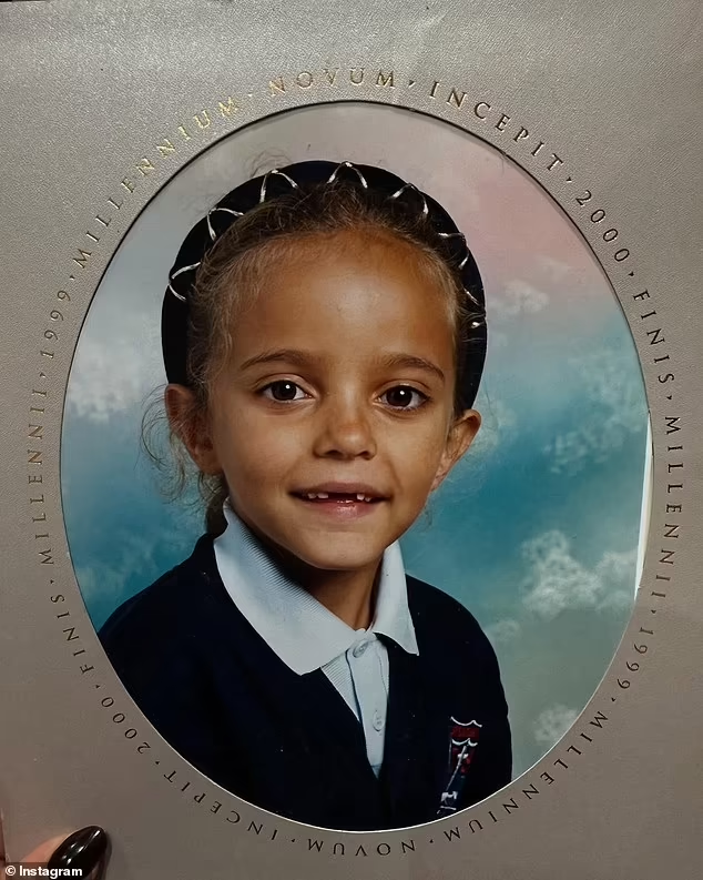 Британская поп-звезда выглядела совершенно неузнаваемой, когда в понедельник поделилась в своём Instagram очаровательным снимком из детства... можете угадать, кто это?