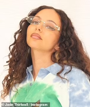 Это... бывшая звезда Little Mix Джейд Тирволл! 32-летняя певица поделилась множеством снимков в социальных сетях, в том числе редко встречающейся фотографией из детства