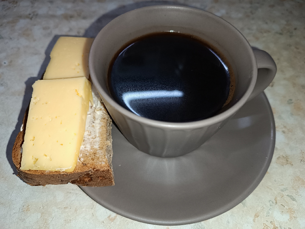Мой завтрак: кофе и бутерброд с маслом и сыром)