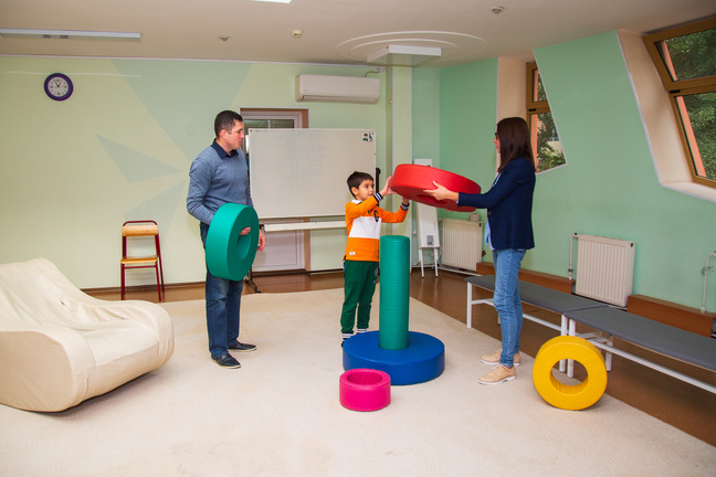 Пространство классов должно соответствовать потребностям всех детей образовательной организации. Иногда необходимо переключаться на физкультминутки и игры. Фото: autism-frc.ru