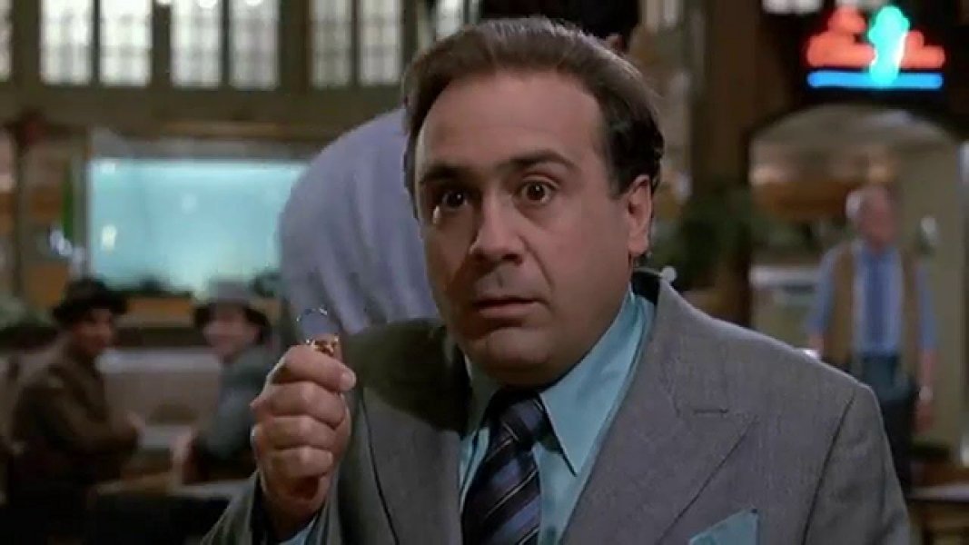 Пролистните изображение, чтобы увидеть следующий кадр из фильма «Мошенники» (1986)