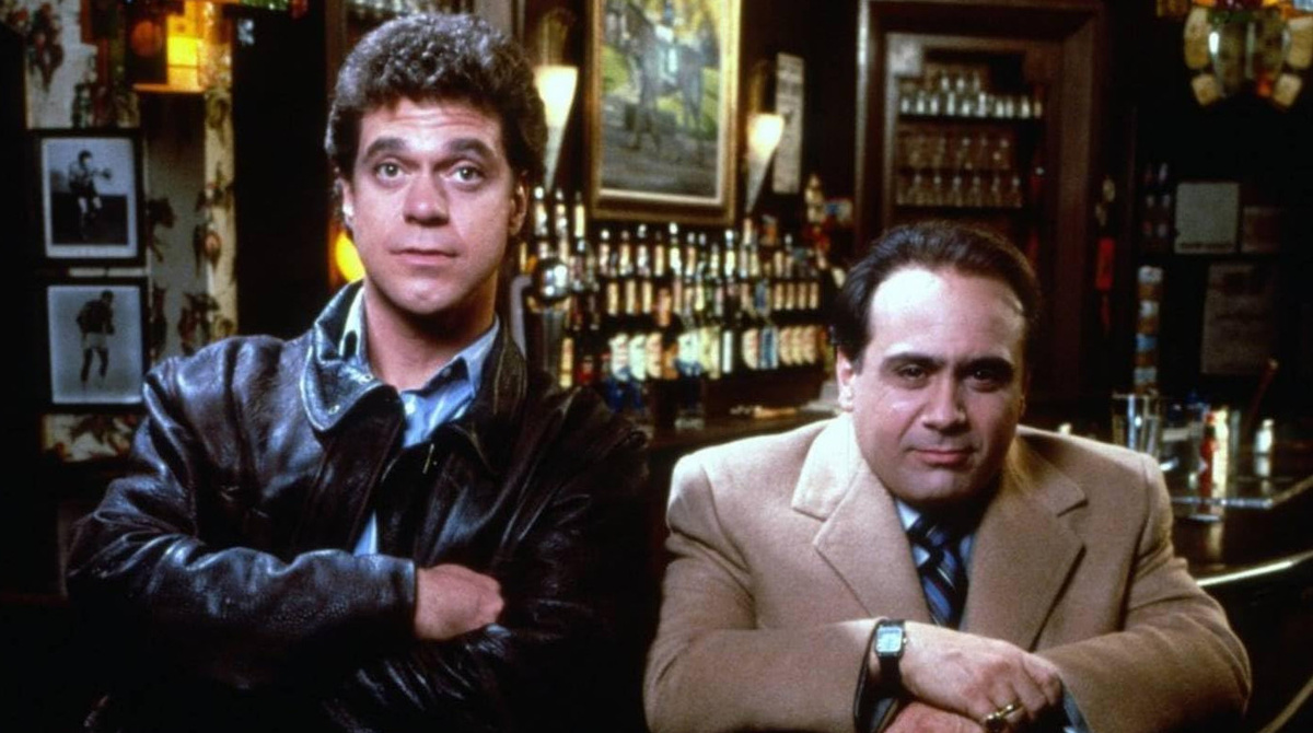 Пролистните изображение, чтобы увидеть следующий кадр из фильма «Мошенники» (1986)