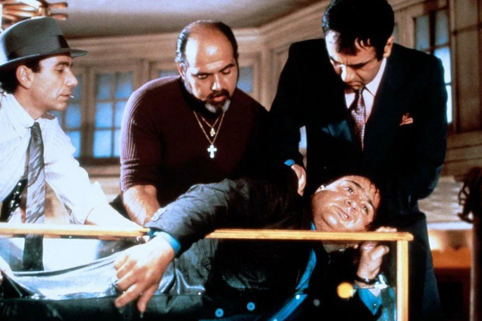 Пролистните изображение, чтобы увидеть следующий кадр из фильма «Мошенники» (1986)