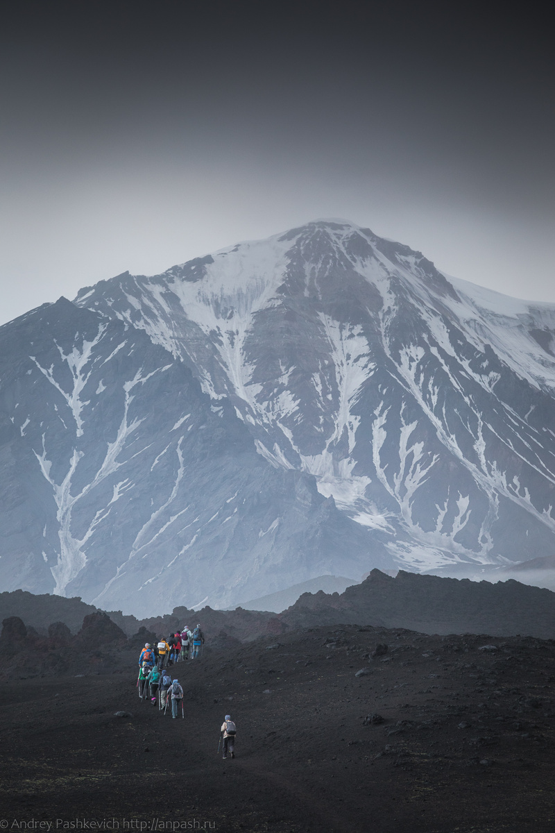 Идём по шлаковым полям Толбачика, приближается облако пепла от Безымянного вулкана