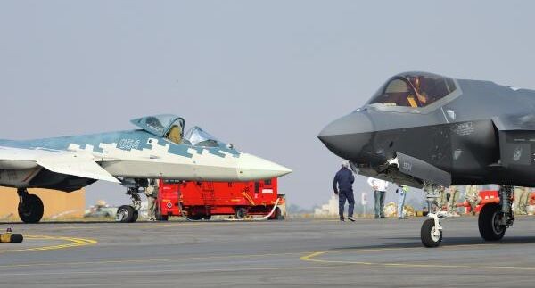    Многофункциональный истребитель пятого поколения Су-57 и всепогодный малозаметный истребитель-бомбардировщик F-35 на международной выставке Aero India 2025 / РИА «Новости»
