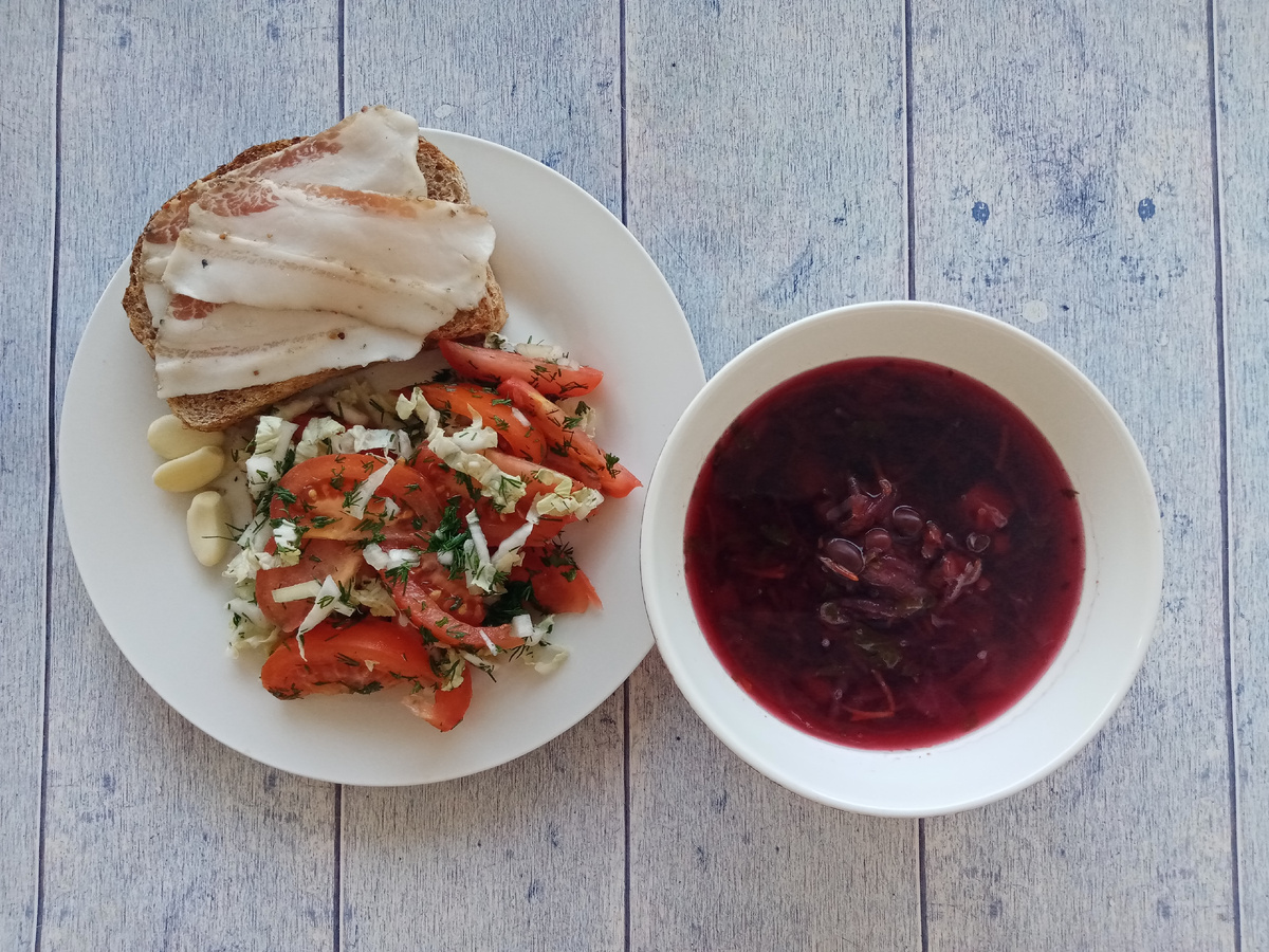 Обед. Борщ, хлеб, сало, чеснок и салат.