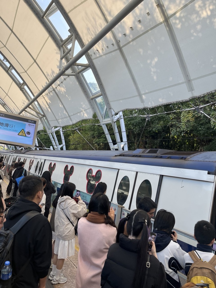 настроение у всех приподнятое, все в ожидании..